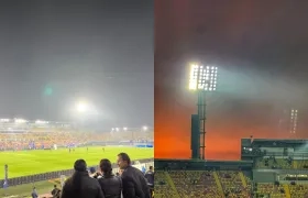 El humo se puede presenciar desde las graderías de El Campín.