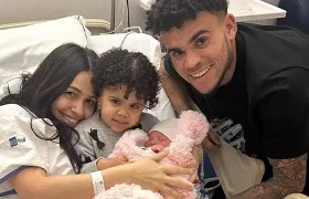 Luis Díaz y su esposa Geraldine junto a sus hijas Roma y Charlotte.