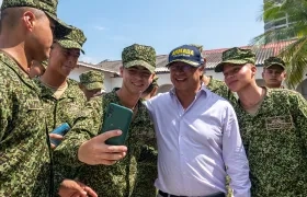 El Presidente Petro y miembros del Ejército.