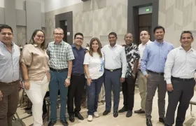 La Secretaria de Educación, Paola Amar Sepúlveda, con algunos de los nuevos docentes del Distrito