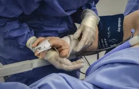 Imagen de archivo de personal médico atndiendo a un paciente con Covid