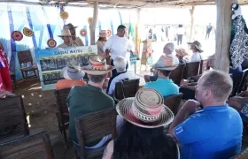 Los turistas que arribaron en el crucero fueron recibidos en las típicas enramadas.