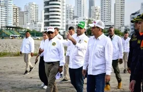 El gobernador de Bolívar, Yamil Arana, y el alcalde de Cartagena, Dumek Turbay, entre otros, en la visita a El Laguito