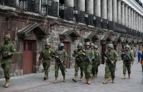  Soldados ecuatorianos patrullan este martes una calle en Quito