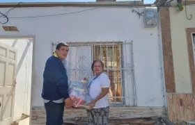 Remberto Quintero, coordinador operativo de la Oficina de Gestión del Riesgo, con la señora Medy De Moya