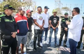 El alcalde Plinio Cedeño y autoridades de Policía dialogan con los cinco jóvenes responsables de los desmanes.