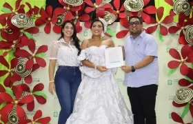 Emily García Colpas, Reina del Carnaval 2024 de Puerto Colombia junto al alcalde Plinio Cedeño y la Primera Gestora Social, Katherine De La Hoz