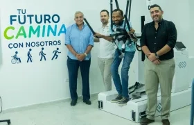 Iván Reátiga, director científico de la Fundación Campbell, entre otros, en los ensayos del robot con uno de los pacientes