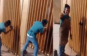 Soldador destruyendo el monumento.