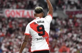 Borja marcó tres goles ante Vélez y se fue aclamado por la afición de River. 