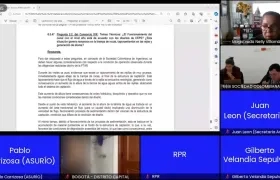 Abogado cuando se bañaba en plena audiencia virtual. 