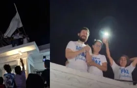 Juan Carlos Bayter, de barba poblada y camiseta blanca con la palabra 'Paz'