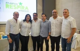 El gobernador Verano y el director de la CRA, Jesus León, con los 4 alcaldes elegidos