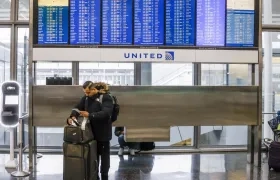 Un hombre revisa el estado de los vuelos en el aeropuerto de Chicago. 