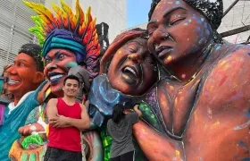 Carroza 'Contra viento y marea' junto a su creador Edwin Ramos