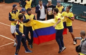 Adria Soriano (d), de Colombia, fue registrado este sábado, 3 de febrero, al celebrar, con sus compañeros de equipo. 