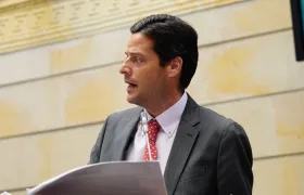 El senador Mauricio Gómez Amín durante el debate de moción de censura a la exministra Astrid Rodríguez.