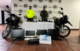 Armas y elementos incautados en el operativo. 