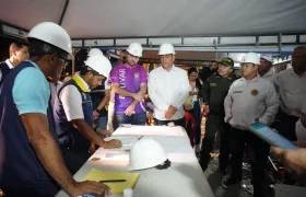 El alcalde Dumek Turbay con el gobernador Yamil Arana en el PMU