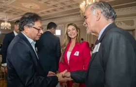 El Presidente Petro saludando al gobernador del Atlántico, Eduardo Verano.