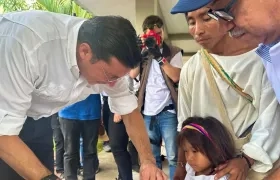 Registrador con indígenas Kogui en la Sierra Nevada.