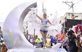 La Reina Melissa Cure con la Luna de Barranquilla a la que le cantó Esthercita Forero