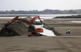 Hacen canales para que el agua llegue a las poblaciones.