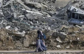 Una madre palestina camina con sus hijos.