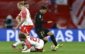 Brahin Díaz intenta escapar de la marca de varios jugadores del Leipzig. 