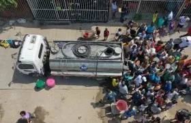 Uno de los carrotanques en el barrio Ceballos de Cartagena