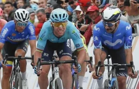 Mark Cavendish en el remate de la etapa junto a Fernando Gaviria. 