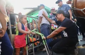 Sarita Lara, la pequeña carnavalera, junto al alcalde Alex Char