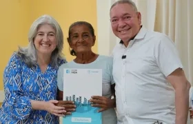 La Ministra Catalina Velasco entregó título de propiedad a Rubiela González, de Ciénaga, uno de los 792 beneficiados.