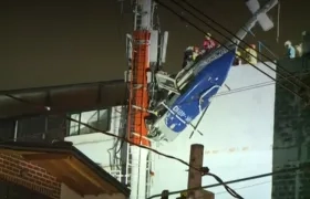 Colgado de un edificio quedó el helicóptero en el que sobrevivieron sus seis ocupantes