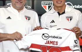 Julio Casares con James Rodríguez en la presentación oficial del colombiano. 