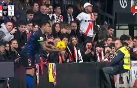 Instante en el que el aficionado del Rayo Vallecano 'timbra' a Lucas Ocampos. 