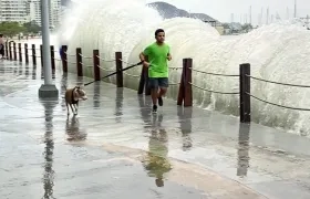 El mar de leva ha provocado oleaje fuerte