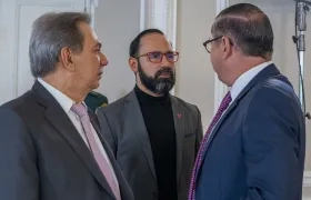 El ministro de Minas, Andrés Camacho, en la reunión con la Bancada Caribe, habla con el congresista atlanticense Armando Zabaraín