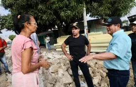 El alcalde Alex Char y el secretario de Obras, Rafael Lafont, hablam con una de las beneficiadas del programa 'Tapa huecos' en su barrio