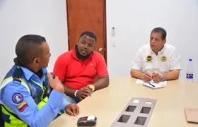El taxista Euclides Correa con un inspector del Datt y el director, José Ricaurte
