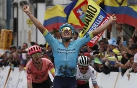 Harold Tejada celebra tras cruzar la meta como ganador de la segunda etapa del Tour Colombia. 