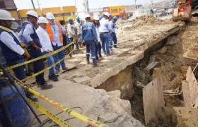 El alcalde Dumek Turbay en los terrenos que se deslizaron en el barrio Ceballos, epicentro de la emergencia por agua