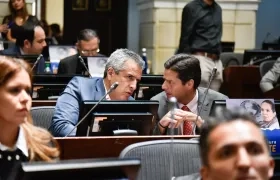 Luis Fernando Velasco, ministro del Interior, con Mauricio Gómez, citante a la moción de censura a Astrid Rodríguez. 