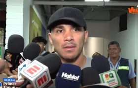 El defensa central argentino Nicolás Zalazar atendió a los periodistas al llegar a Barranquilla. 