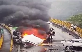 Carrotanque incendiado tras el accidente. 