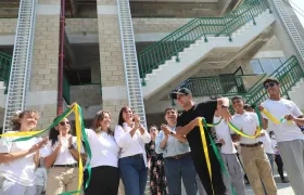 El alcalde cortó la cinta para inaugurar la nueva infraestructura. 