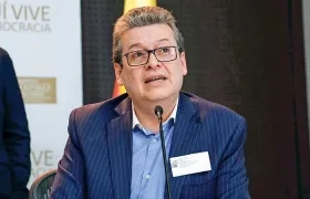 A raíz de la agenda del Representante Alirio Uribe se aplazó la audiencia.