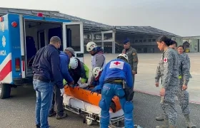 Julio Bermúdez fue trasladado en camilla luego de ser rescatado.