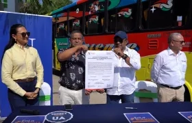 El gerente de Cootransoriente, Epimelio Manga, y el Vicerrector de Bienestar Universitario, Álvaro González.