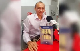 Edin Acosta con su libro 'Fuerza y poder'.